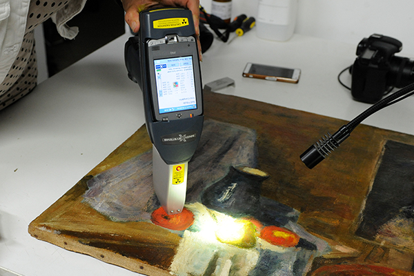 XRF measurement on the orange surfacePhoto: Gyula Czimbal (MTI)